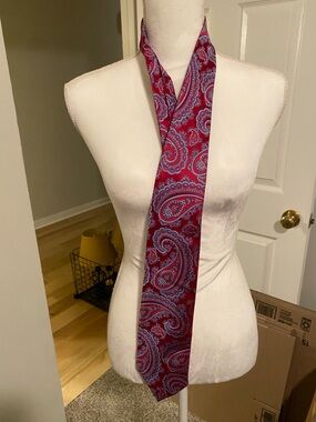 W.H Belk Red & Blue Paisley Men’s Tie EUC
